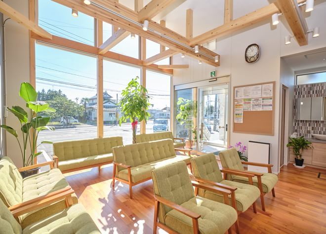 梅の木歯科クリニックの広い待合室